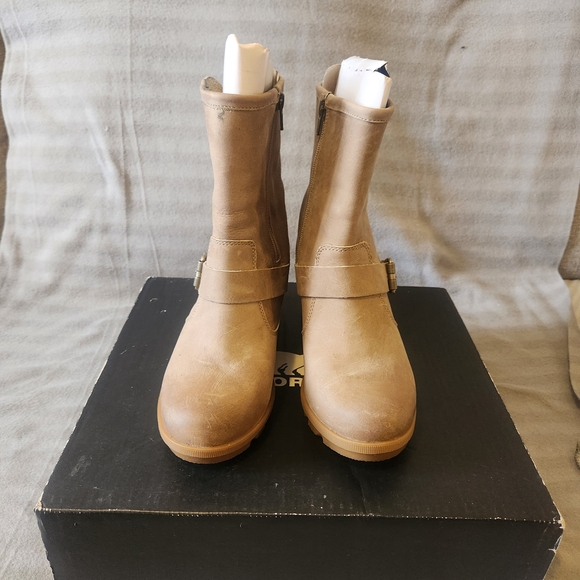 Sorel Joan Of Artic II Tan Winter Boots with Rugged Treaded Sole - Picture 5 of 9